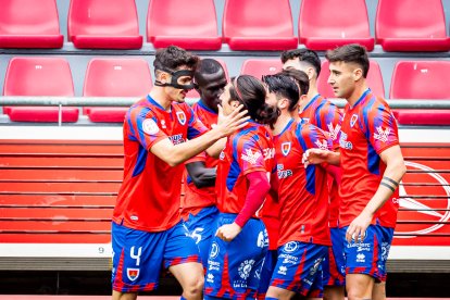 Los jugadores del Numancia celebrando el gol que daba la victoria ante el Rayo Cantabria.