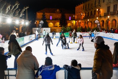 Jóvenes y adultos disfrutaron durante el primer día de esta atracción invernal.