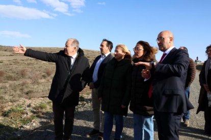 La consejera de Agricultura, junto al alcalde de Ágreda, en primer término, en un momento de la visita.