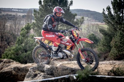 Uno de los participantes en el exigente trazado de Fuentetoba en el que se decidió el campeón de España de hard enduro.