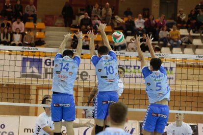 Triple bloqueo de los jugadores del Grupo Herce ante el colista Palma.