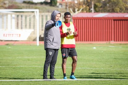 Godson en el entrenamiento de este miércoles del primer equipo del Numancia junto con el entrenador Aitor Calle.