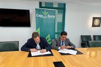 Javier Alonso y Carlos Martínez Izquierdo rubrican el acuerdo.