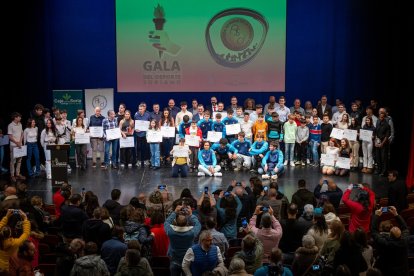 Foto de familia con los premiados en la Gala del Deporte 2024.