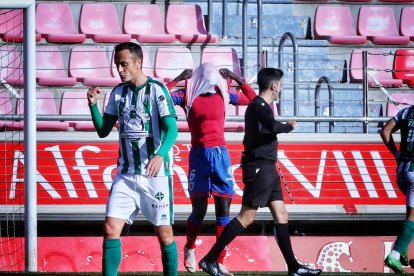 Moustapha se lamenta tras uno de los goles del Guijuelo en el partido.