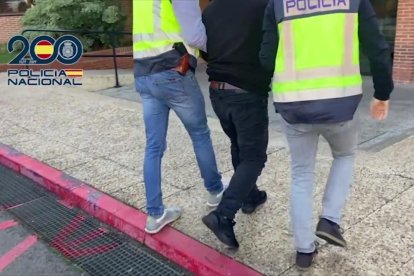 Uno de los detenidos conducido a una comisaría.