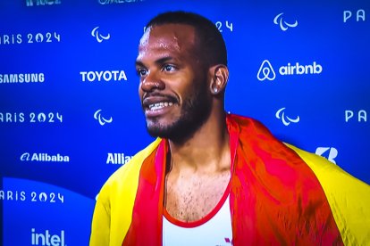 David Pineda tras lograr la plata en las Paralimpiadas de París.