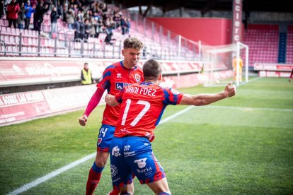 Los sorianos David Sanz y Dani Fernández celebran el 1-0 logrado ante el Valladolid Promesas