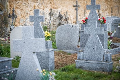 Detalle de la tierra removida en el cementerio de Andaluz.