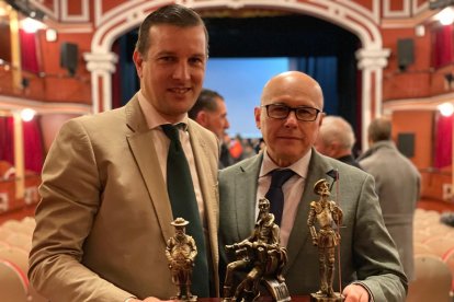 Domingo Barca recoge el premio para Caja Rural de Soria.