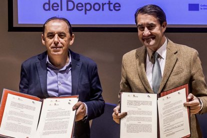 Benito Serrano y Juan Carlos Suárez-Quiñones, en la firma del convenio.