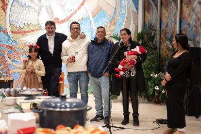 El padre Ángel Hernández, segundo por la izquierda, junto a algunos de los participantes en su gran cena de Nochebuena.
