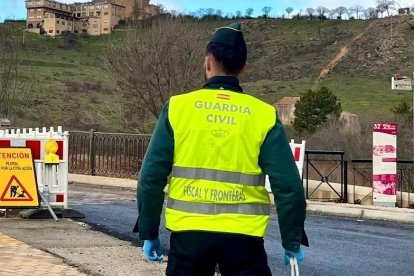 Una agente de la Guardia Civil durante un control.