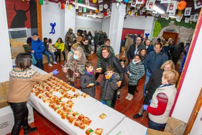 Reparto del roscón de Reyes del Calaverón en una edición anterior de la cita.