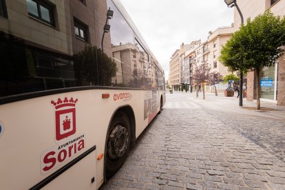 El autobús urbano en la calle Santa María.