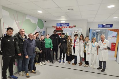 Representantes del Balonmano Soria durante su visita a Pediatría.