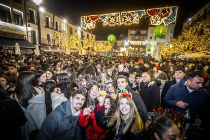 Familias y grupos celebran la nochevieja.