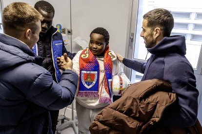 Los jugadores numantinos en la tradicional visita a los niños ingresados en el hospital.