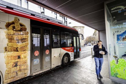 Un autobús urbano en la parada de Mariano Granados.