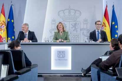 (I-D) El ministro de Política Territorial y Memoria Democrática, Ángel Víctor Torres; la ministra Portavoz, Pilar Alegría y el ministro de Economía, Comercio y Empresa, Carlos Cuerpo, durante una rueda de prensa posterior al Consejo de Ministros, en el Co.