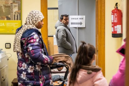 Reparto del cheque bebé en la Diputación de Soria.