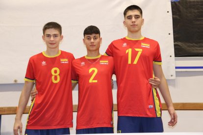 David Maján, Sergio Martín y Víctor Chamarro con la camiseta de la selección española.