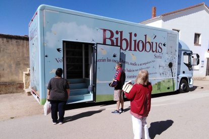 Bibliobús B en la localidad de Villálvaro.