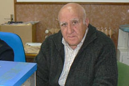 Humberto Casado durante unas votaciones en su municipio.