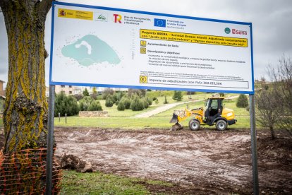Obras de la laguna del bosque infantil del polígono.