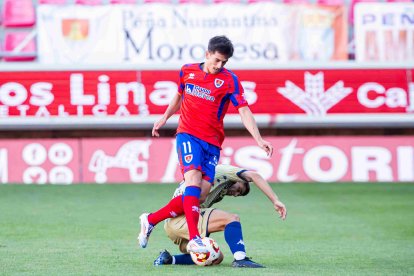 Seguín en uno de los doce partidos que ha jugado con la camiseta del Numancia.
