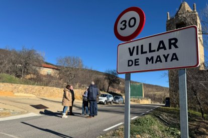 La vicepresidenta visita las obras finalizadas en dos carreteras provinciales con una inversión de más de 700.000 euros.