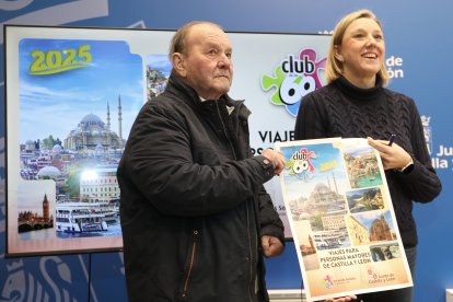 La vicepresidenta de la Junta y consejera de Familia e Igualdad de Oportunidades, Isabel Blanco; junto al presidente de la Red de Federaciones de Jubilados y Pensionistas de Castilla y León, Enrique Rodríguez, presenta la oferta de viajes del 'Club de los 60' para 2025