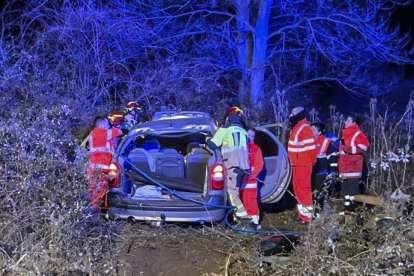Servicios de emergencia en el lugar del accidente de tráfico mortal.