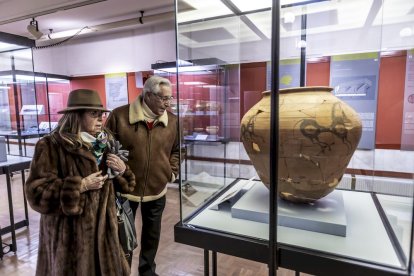 Dos visitantes admirando una pieza del Numantino.