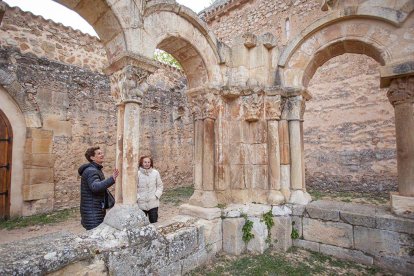 Dos turistas en el claustro de San Juan de Duero.