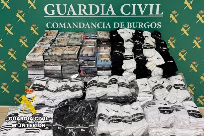 Material incautado en el mercadillo.