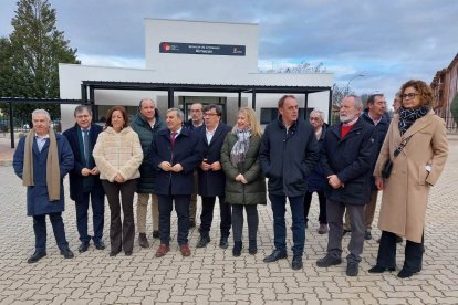 El consejero y otras autoridades en la visita a la remodelada estación de autobuses de Almazán.