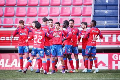 Los jugadores del Numancia celebran el tanto de Dieste que ha dado la victoria ante el Coruxo.