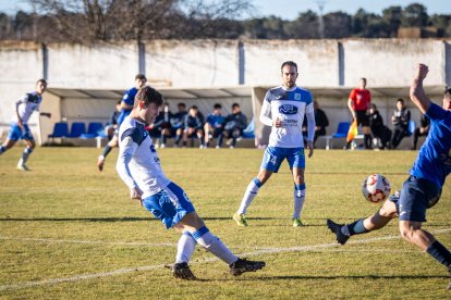 Un jugador del Almazán durante un partido en La Arboleda.