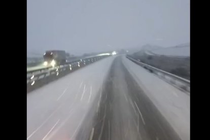 Nieve sobre la autovía A-15 esta mañana.