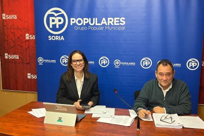 Los concejales del PP, Belén Izquierdo y Saturnino de Gregorio.