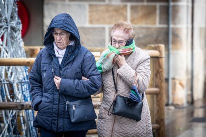 Dos personas mayores paseando por la ciudad.