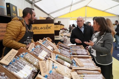 La consejera de Agricultura y el alcalde de Valladolid en una muestra de productos Tierra de Sabor.