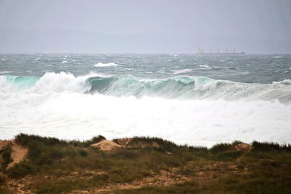 Playa gallega, donde se ha activado la alerta roja por temporal costero en el litoral Norte y Noroeste.