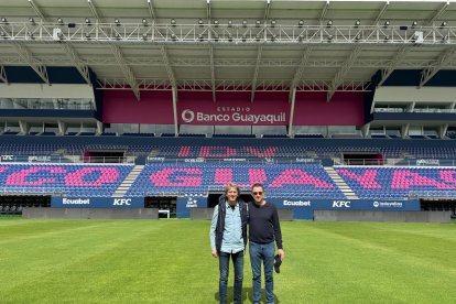 El alcalde de Soria junto al accionista del Numancia Michel Deller en el estadio del Independiente del Valle.