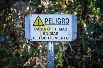 Cartel de peligro en las márgenes del Duero.