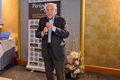 Núñez Encabo durante su discurso en la entrega del premio de la APIS.
