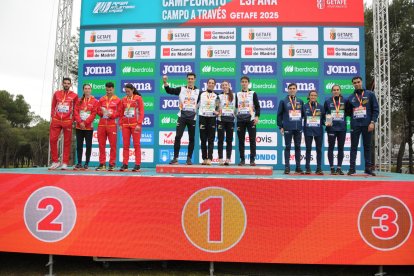 El equipo de Castilla y León en la segunda plaza del podio.