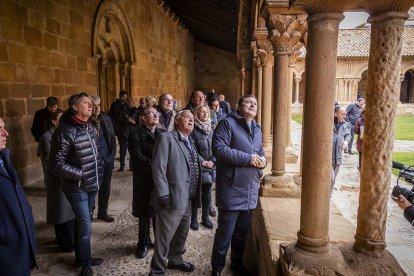 Mañueco observa el claustro restaurado junto al consejero Santonja y en presencia de Martínez, Serrano, Martínez Varea y De Gregorio.