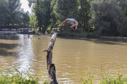 ‘Trampolín original y voltereta genial’, tomada en San Esteban de Gormaz